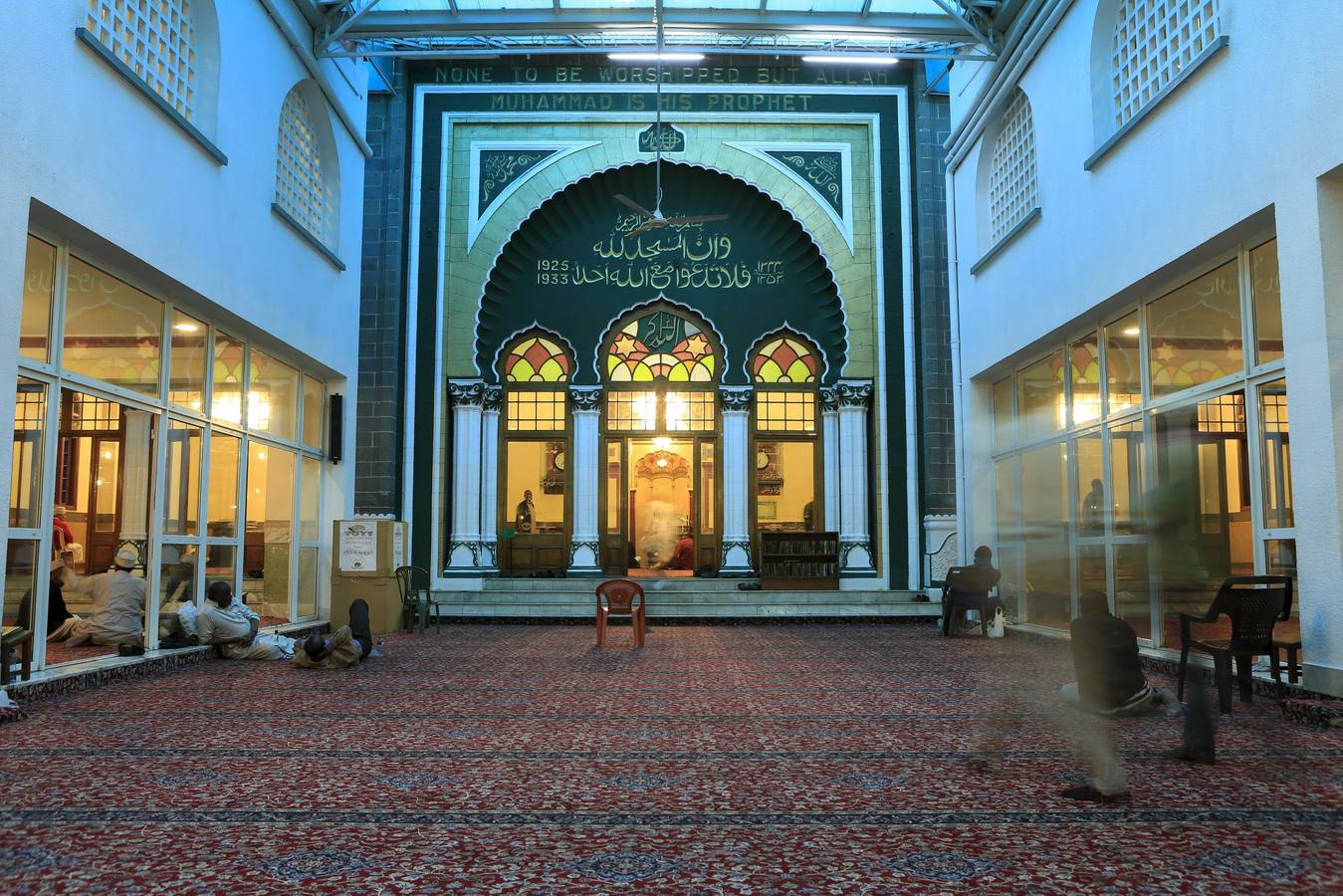 Musulmanes asisten a las oraciones de la noche durante el Ramadán en la Mezquita Jamia en Nairobi, Kenya