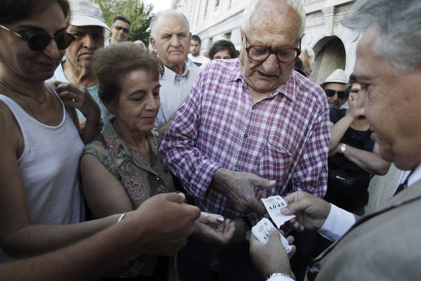 Colas en Grecia tras la apertura de los bancos