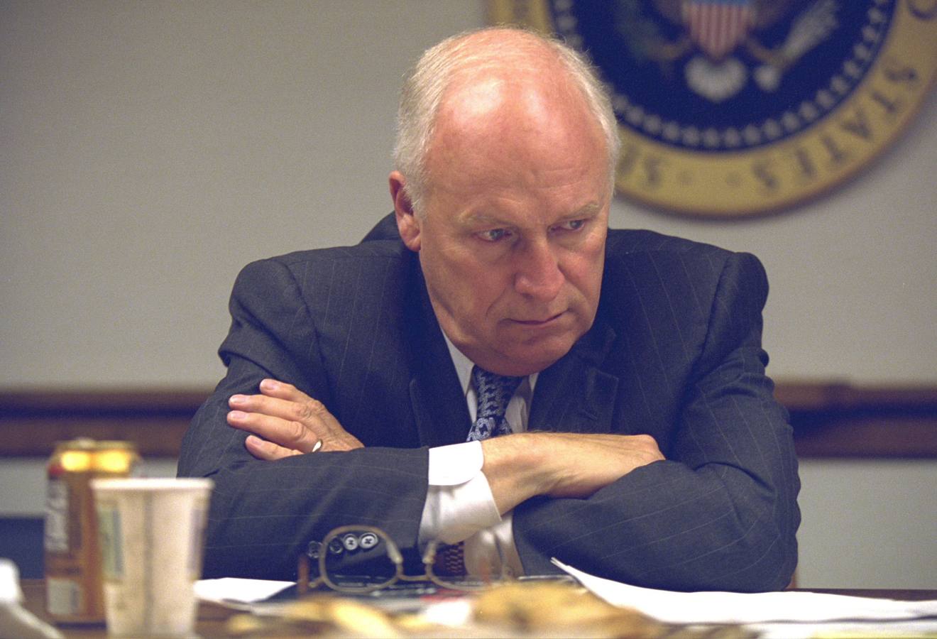 El vicepresidente Dick Cheney con gesto abatido.