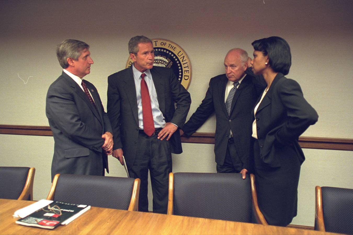 El vicepresidente Dick Cheney junto a las secretaria de seguridad nacional, Condoleezza Rice y al presidente George W. Bush.