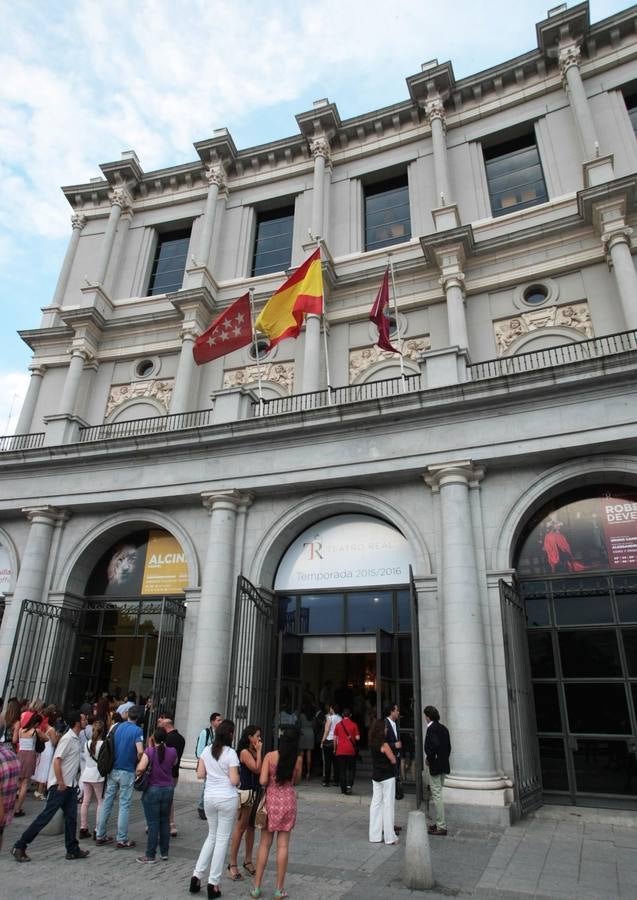 La &#039;locura de amor&#039; de Juanes pone en pie al Teatro Real