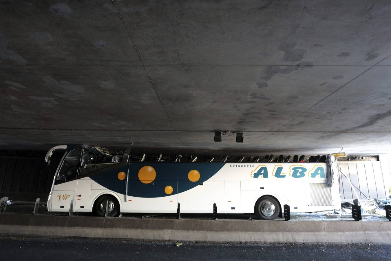 Espectacular accidente de autobús con jóvenes vascos en Lille (Francia)