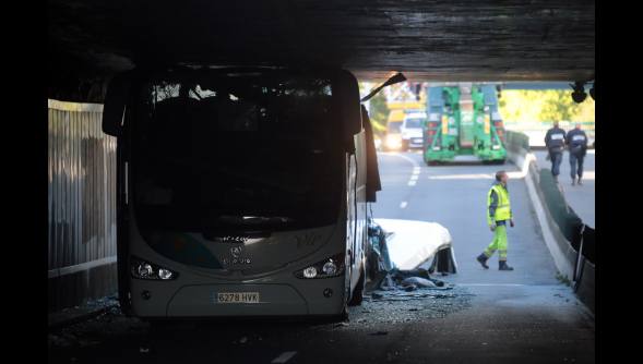 Espectacular accidente de autobús con jóvenes vascos en Lille (Francia)