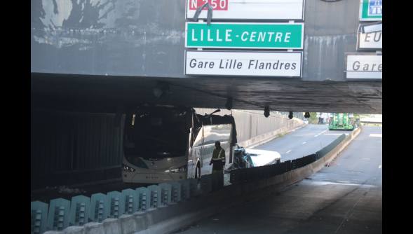 Espectacular accidente de autobús con jóvenes vascos en Lille (Francia)