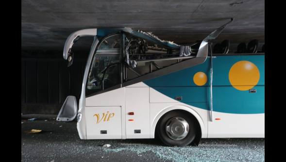 Espectacular accidente de autobús con jóvenes vascos en Lille (Francia)