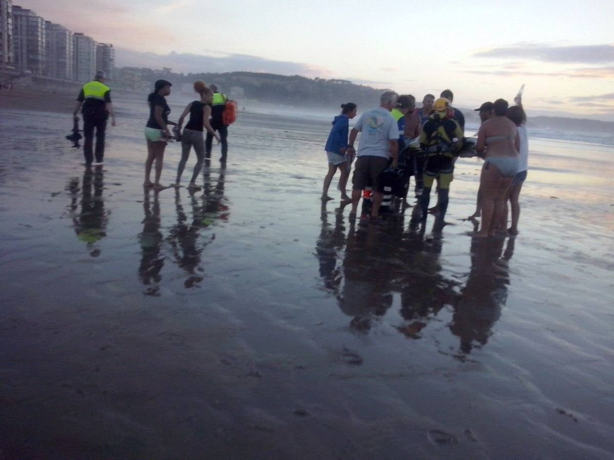 Las imágenes del angustioso rescate en la playa asturiana de Salinas
