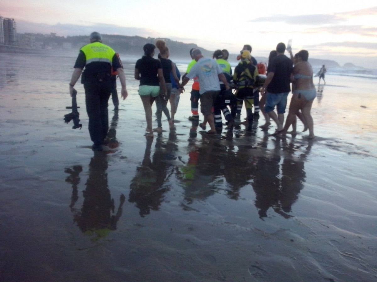 Las imágenes del angustioso rescate en la playa asturiana de Salinas