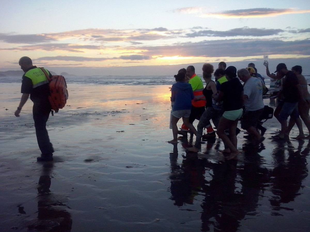 Las imágenes del angustioso rescate en la playa asturiana de Salinas