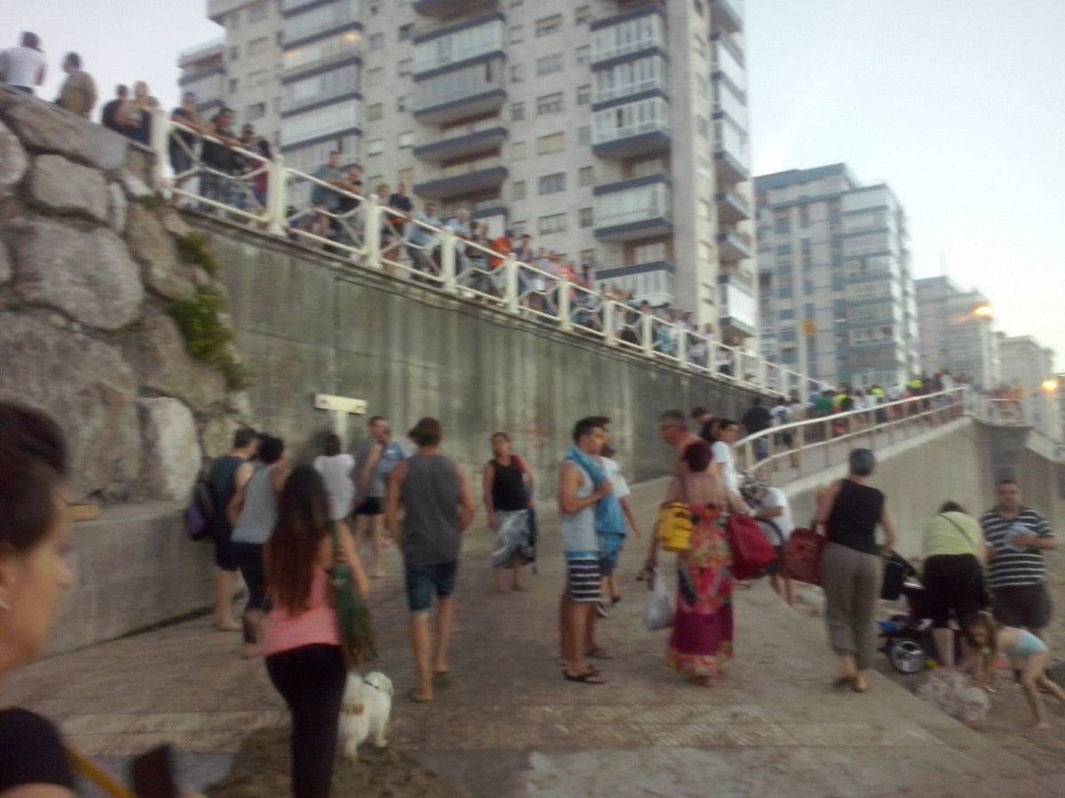 Las imágenes del angustioso rescate en la playa asturiana de Salinas
