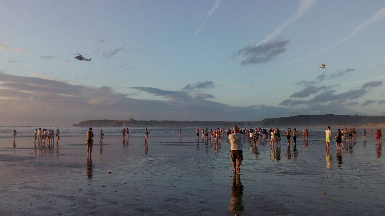 Las imágenes del angustioso rescate en la playa asturiana de Salinas