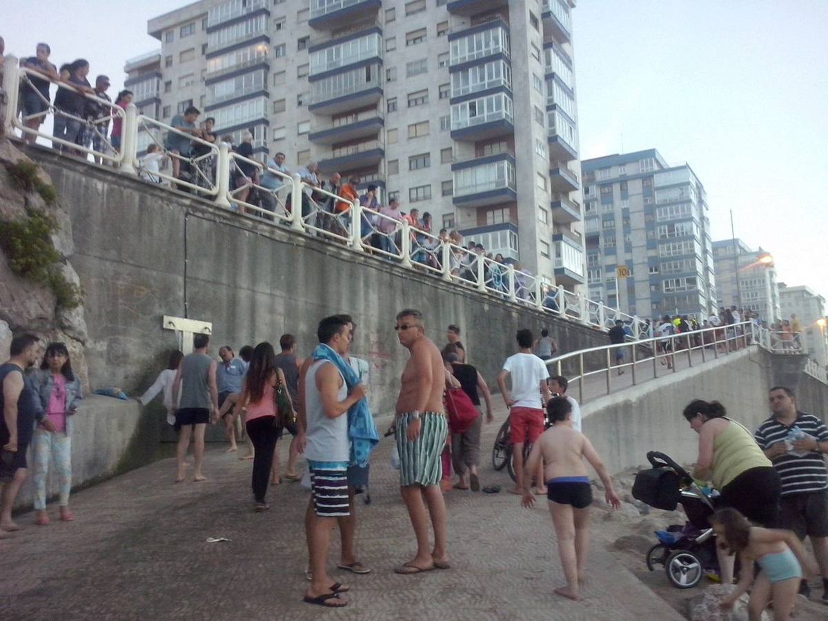 Las imágenes del angustioso rescate en la playa asturiana de Salinas
