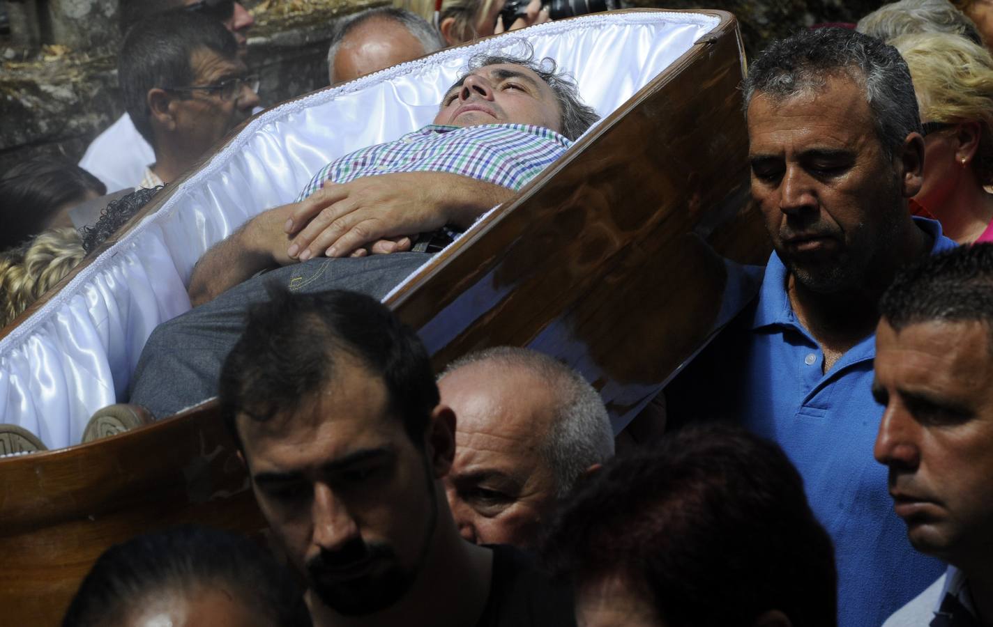 &#039;Los que vieron la muerte&#039;, la procesión de ataúdes abiertos de un pueblo gallego