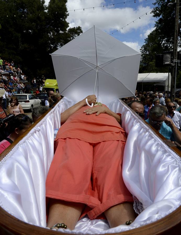 &#039;Los que vieron la muerte&#039;, la procesión de ataúdes abiertos de un pueblo gallego
