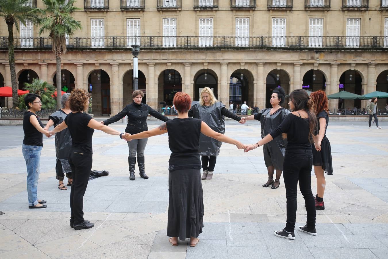 Mujeres de luto por la violencia de género