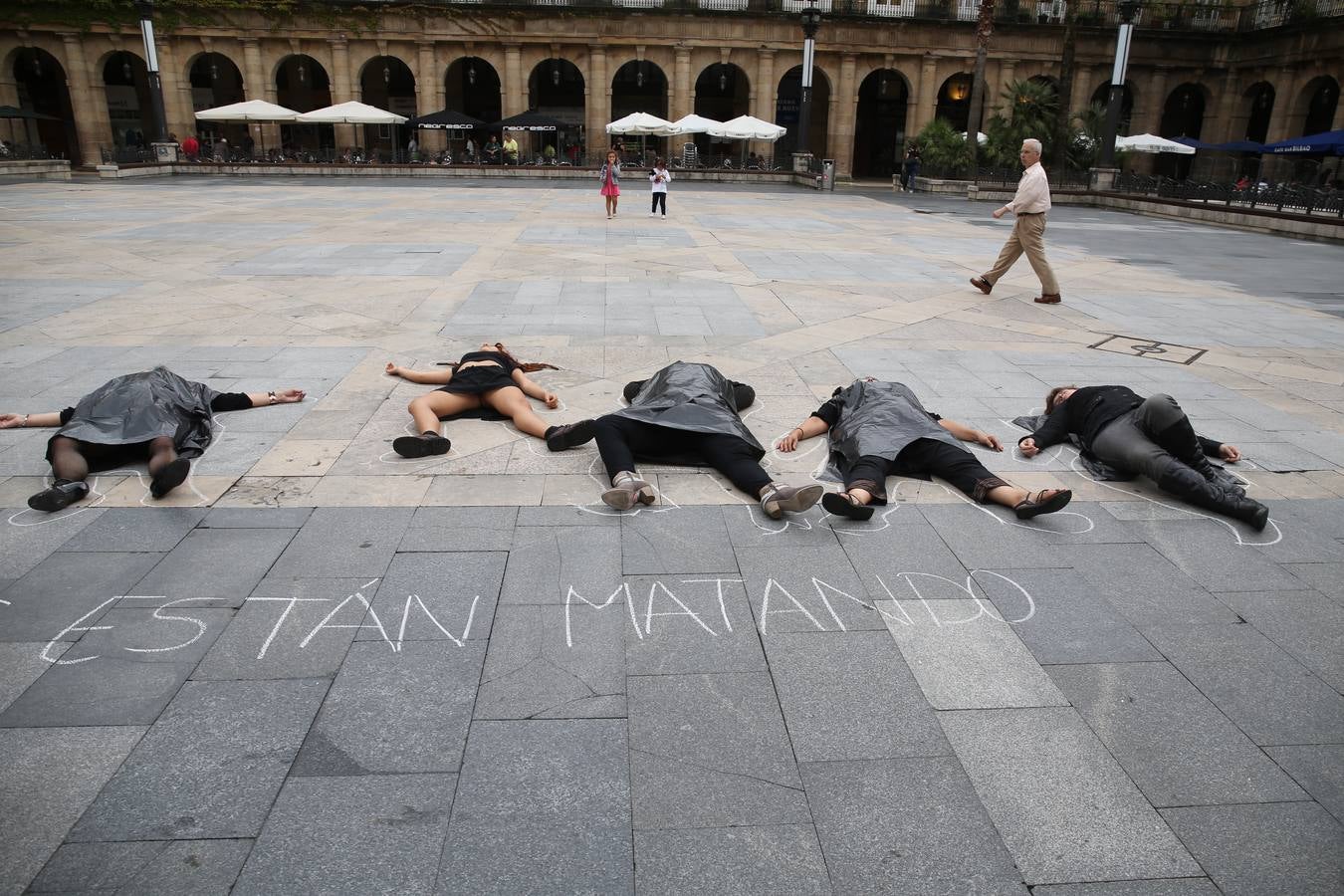 Mujeres de luto por la violencia de género