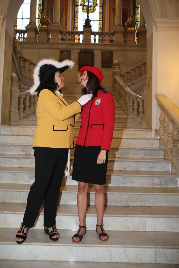 La pregonera y la txupinera de Aste Nagusia presentan sus trajes