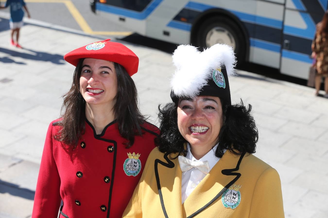 La pregonera y la txupinera de Aste Nagusia presentan sus trajes