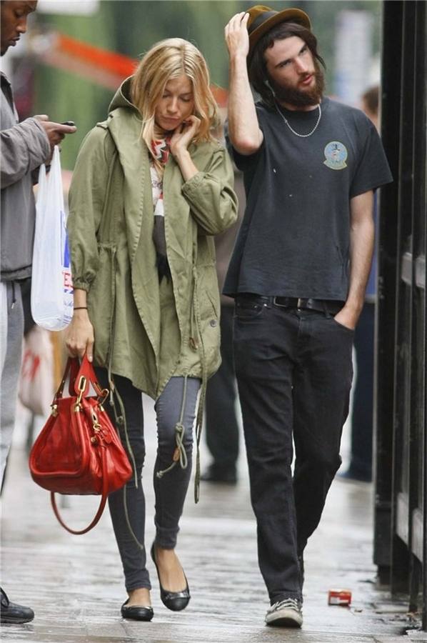 Sienna Miller eta Tom Sturridge.