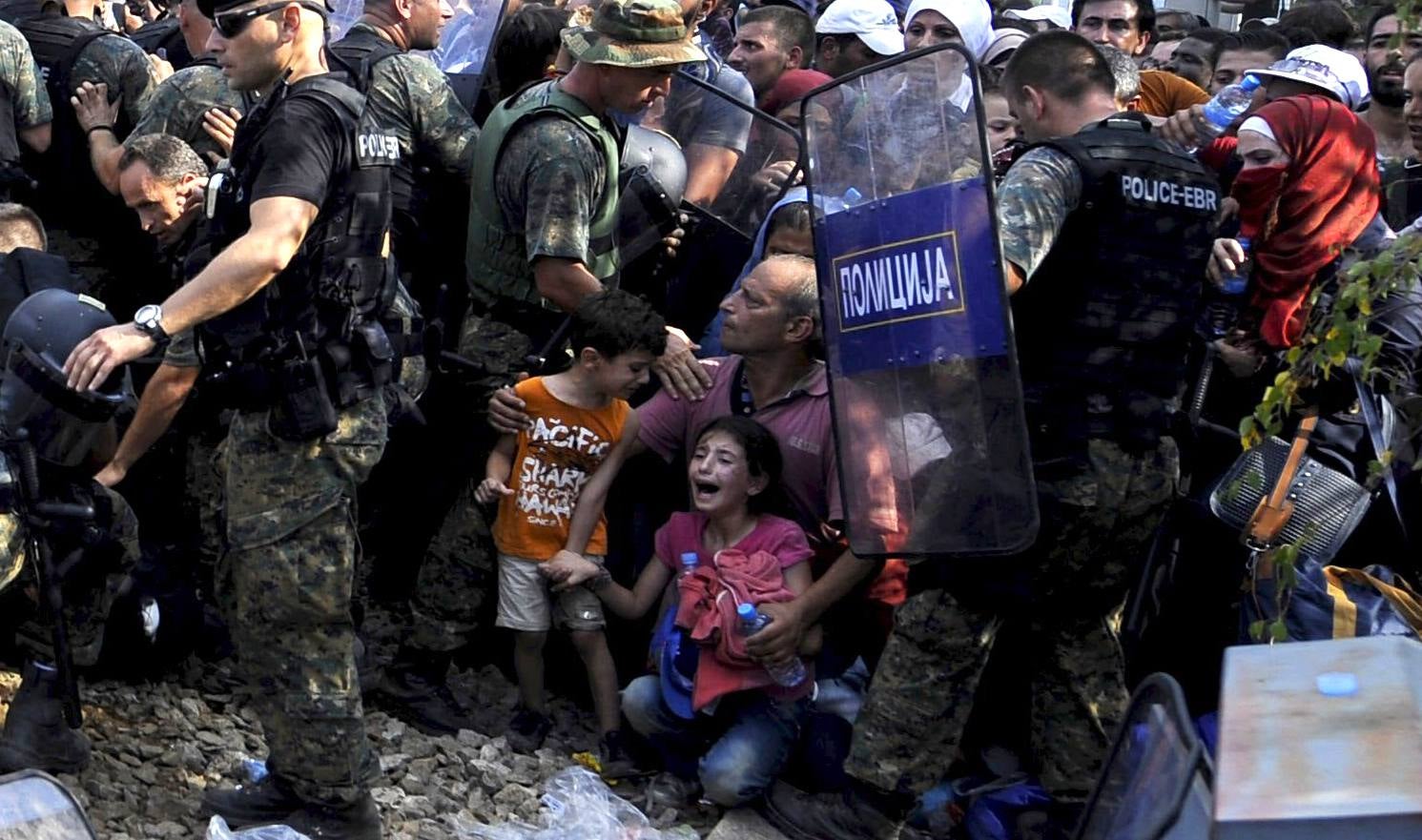 La policía de Macedonia utiliza gas lacrimógeno para disparar a miles de inmigrantes