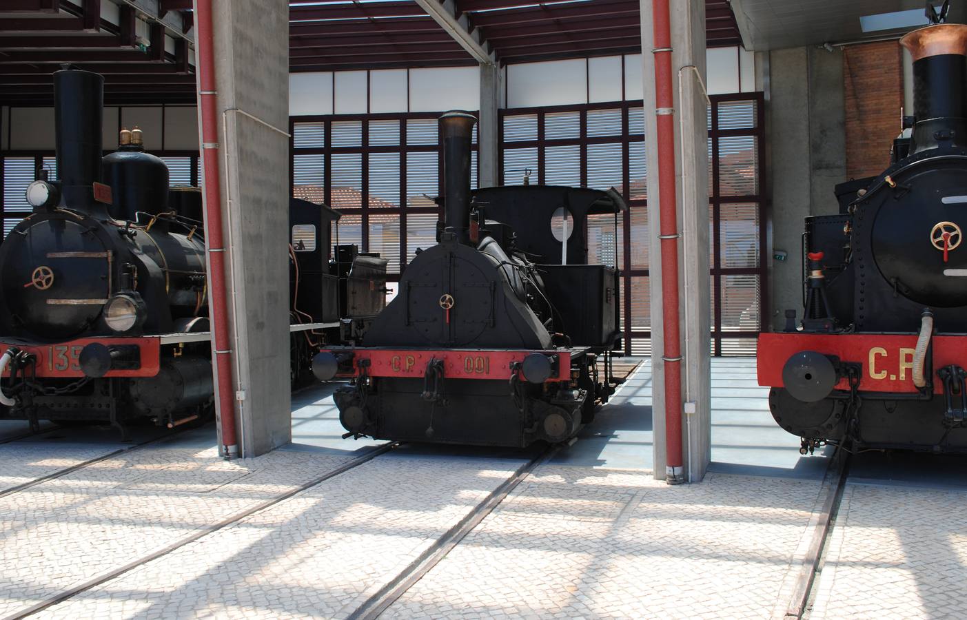 La rotonda cobija a once de las máquinas de vapor que han circulado por las vías portuguesas.. 