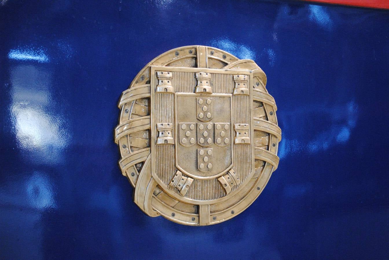 Detalle del escudo portugués en uno de los coches del convoy presidencial.. 