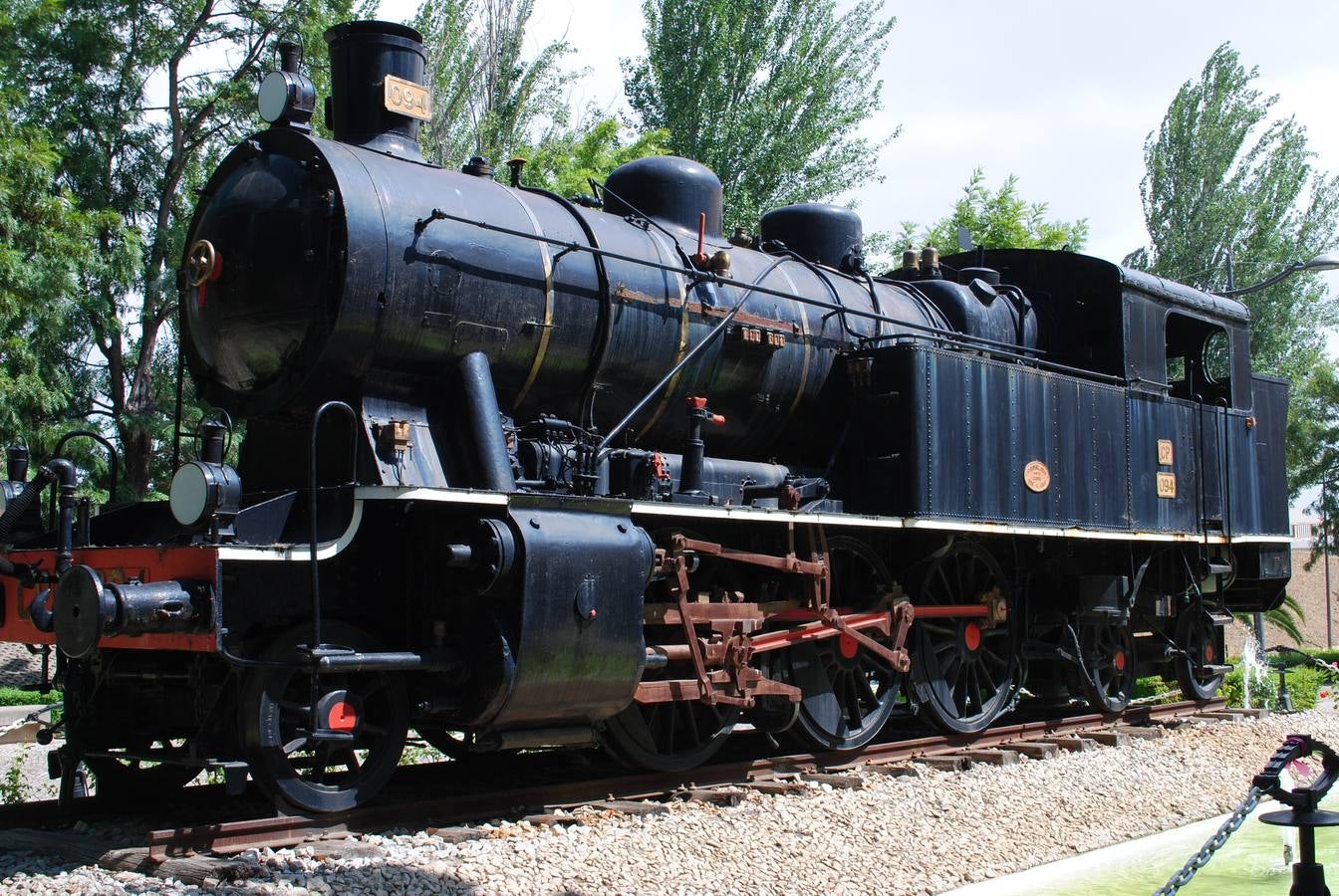 Locomotora CP-094 de Comboios de Portugal, de rodaje 1-3-2, en los jardines de Entroncamento.. 