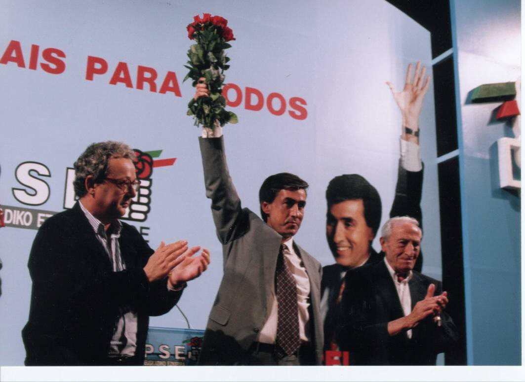 Benegas, a la izquierda, junto a Ramón Rubial y Ramón Jáuregui (en el centro), cuando éste se presentó a lehendakari en 1994.