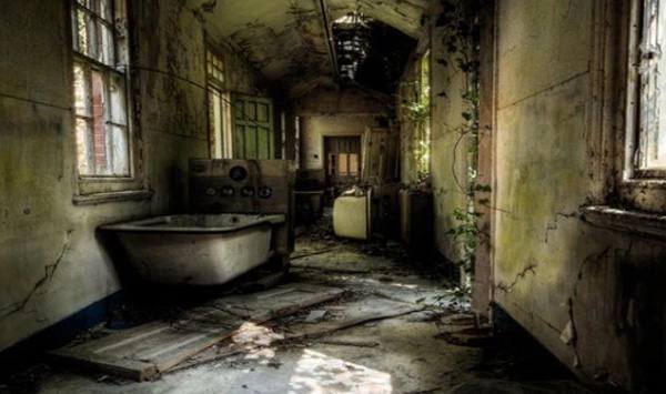 8. Hospital Hellingly (Inglaterra). El asilo, o lo que queda de él, se encuentra en el condado de East Sussex. Fue inaugurado en 1903 para poner en práctica un nuevo modo de tratar las enfermedades y las dolencias, dejando atrás ambientes lóbregos y las invasibas lobotomías. Hellingly cerró sus puertas en 1994.