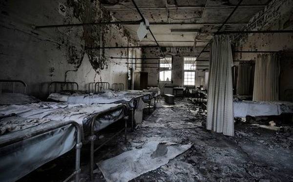 6. Manicomio Cane Hill (Inglaterra). Durante 120 años, Cane Hill contuvo la demencia de sus residentes., desde su creación en 1882 hasta el 2000. Entre esos periodos se practicaron diferentes tratamientos, desde el internamiento colectivo hasta la celda de aislamiento, incluso desde la ducha fría hasta la camisa de fuerza quimíca.