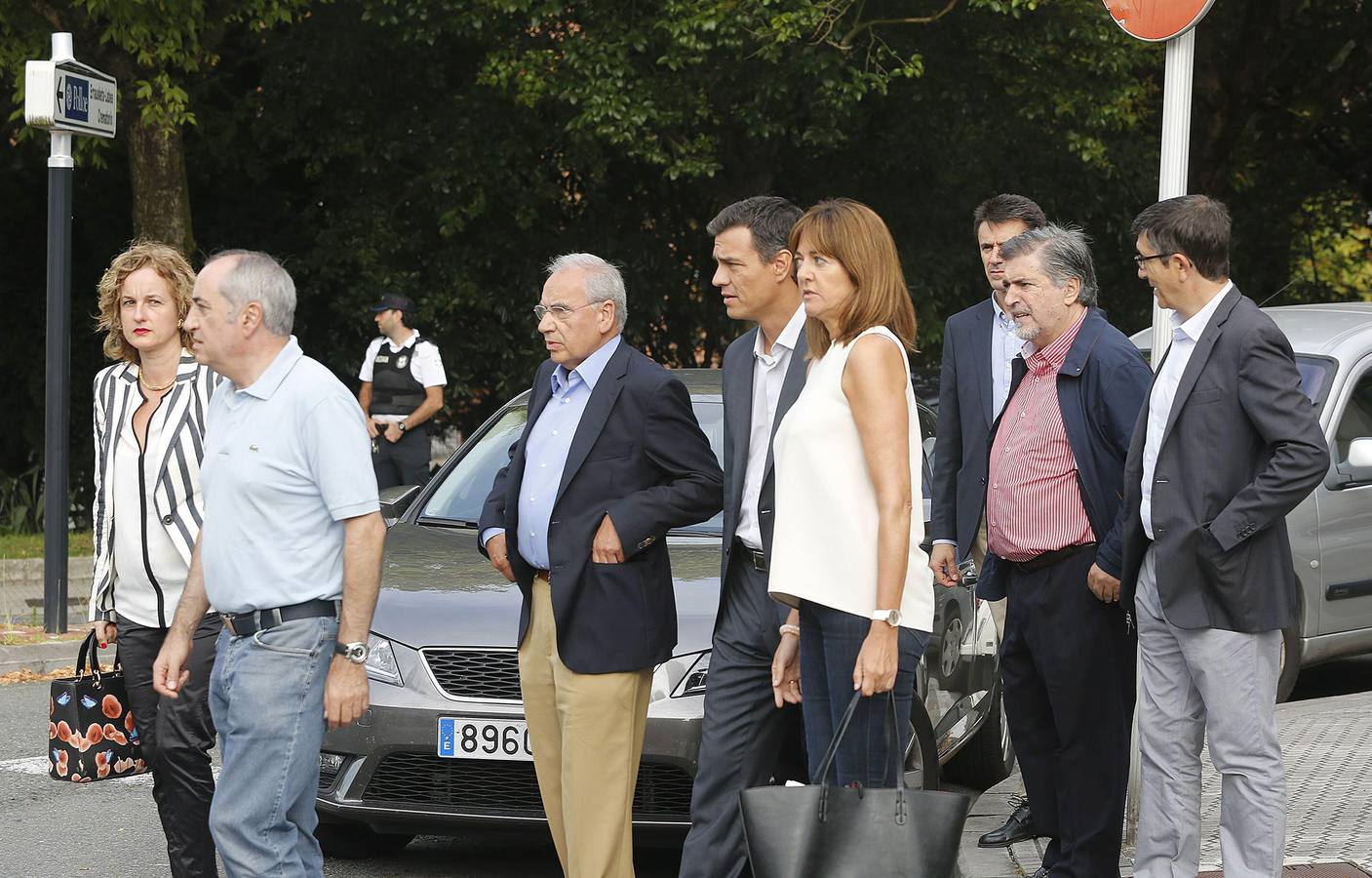 El secretario general del PSOE, Pedro Sánchez (4i), junto al socialista Alfonso Guerra (3i); la secretaria general de los socialistas vascos, Idoia Mendia (4d); el exlehendakari vasco Patxi López (d), y otros dirigentes del partido como Jesús Eguiguren (2d), a su llegada al cementerio de Polloe de San Sebastián.