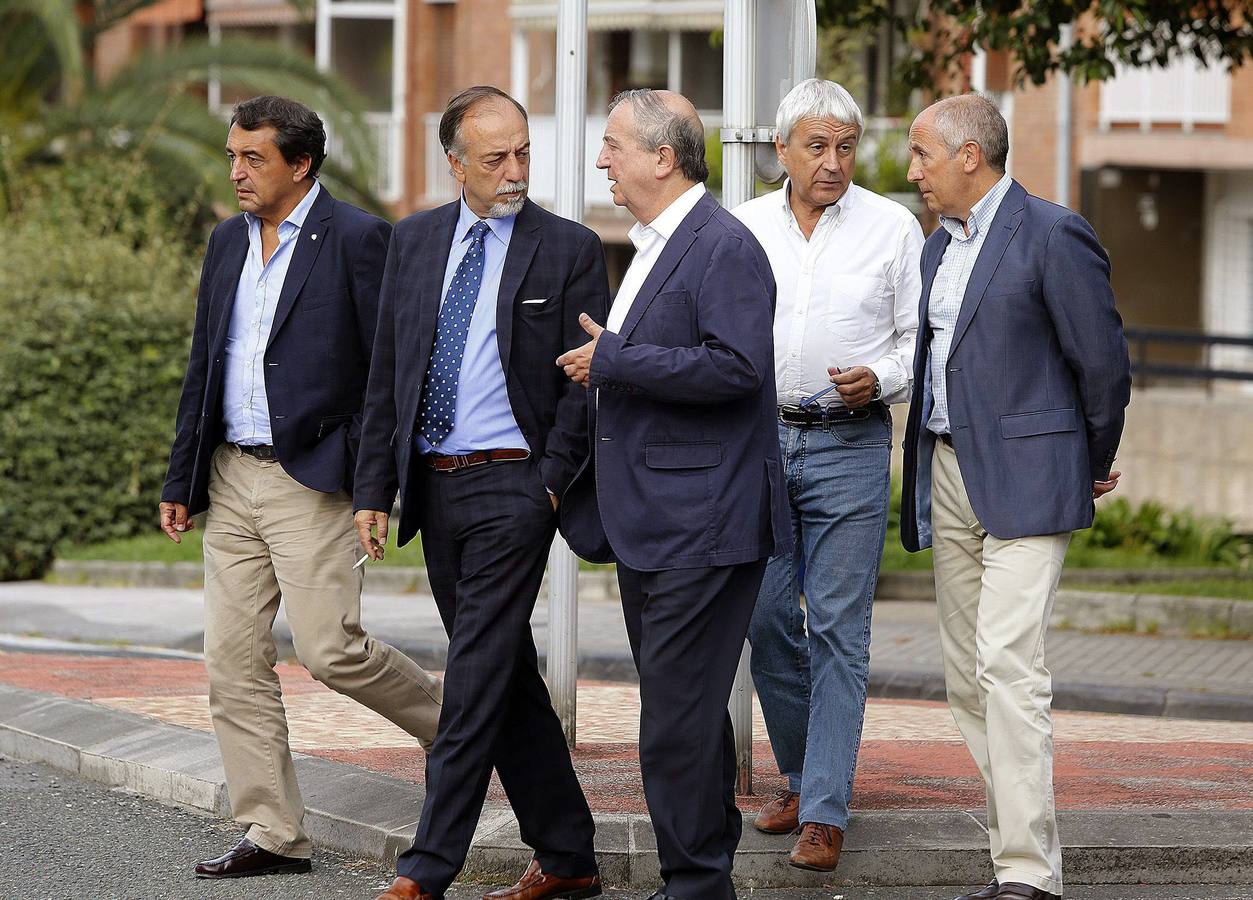 El senador Iñaki Anasagasti (c), el portavoz del Gobierno Vasco, Josu Erkoreka (d), y otros dirigentes políticos, a su llegada al cementerio de Polloe de San Sebastián.