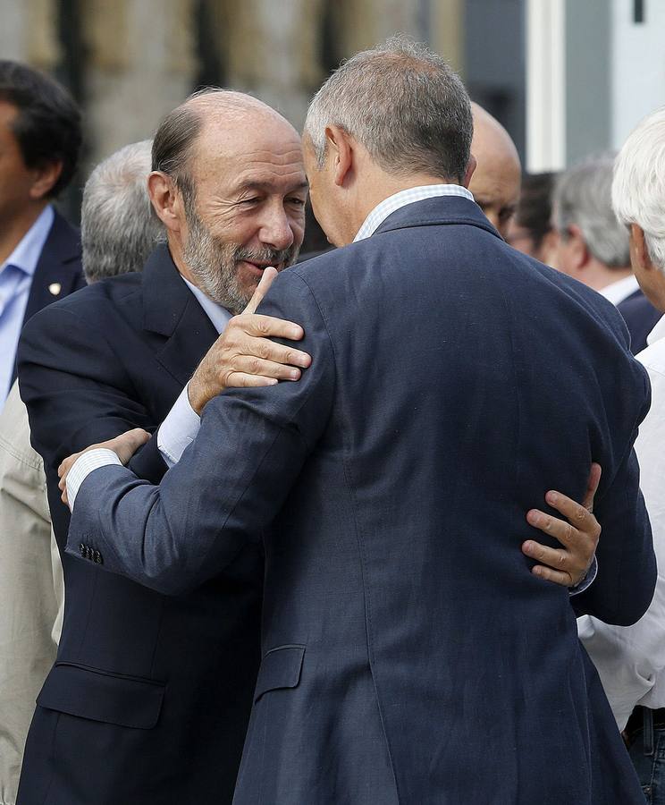 El exvicepresidente del Gobierno, Alfredo Pérez Rubalcaba (i), saluda al portavoz del Gobierno Vasco, Josu Erkoreka (d).