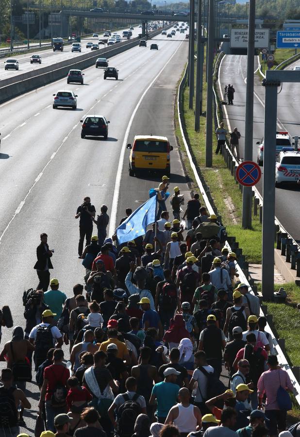 Cientos de refugiados parten caminando de Budapest con destino a Viena