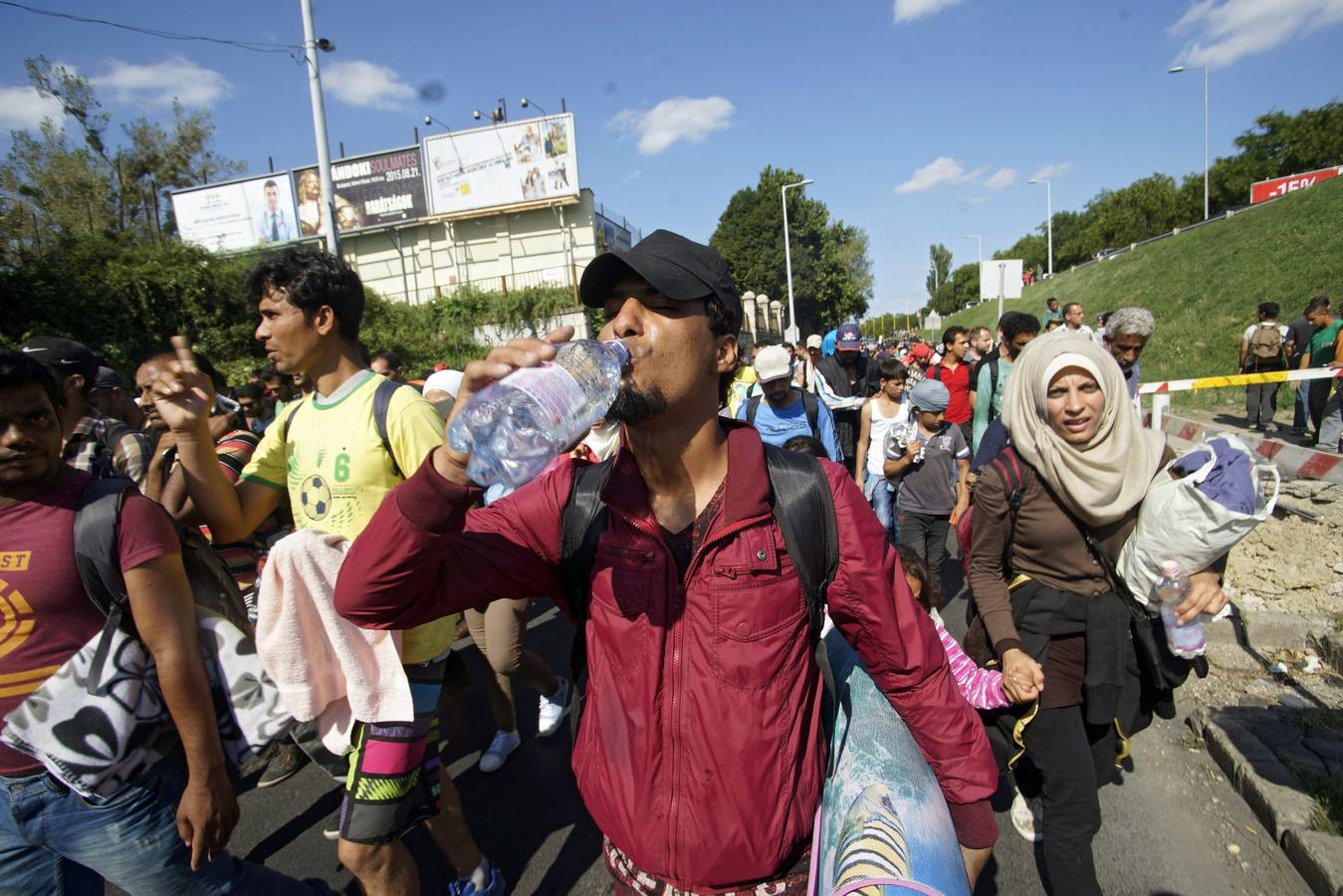 Cientos de refugiados parten caminando de Budapest con destino a Viena