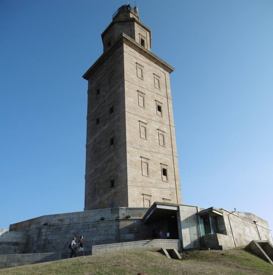 Imponente aspecto de la torre de Hércules.. 