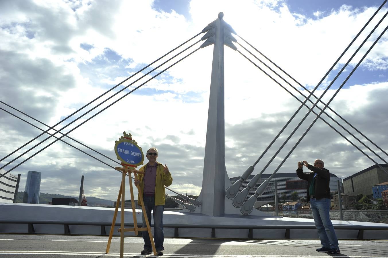 La inauguración del puente de Frank Gehry en imágenes