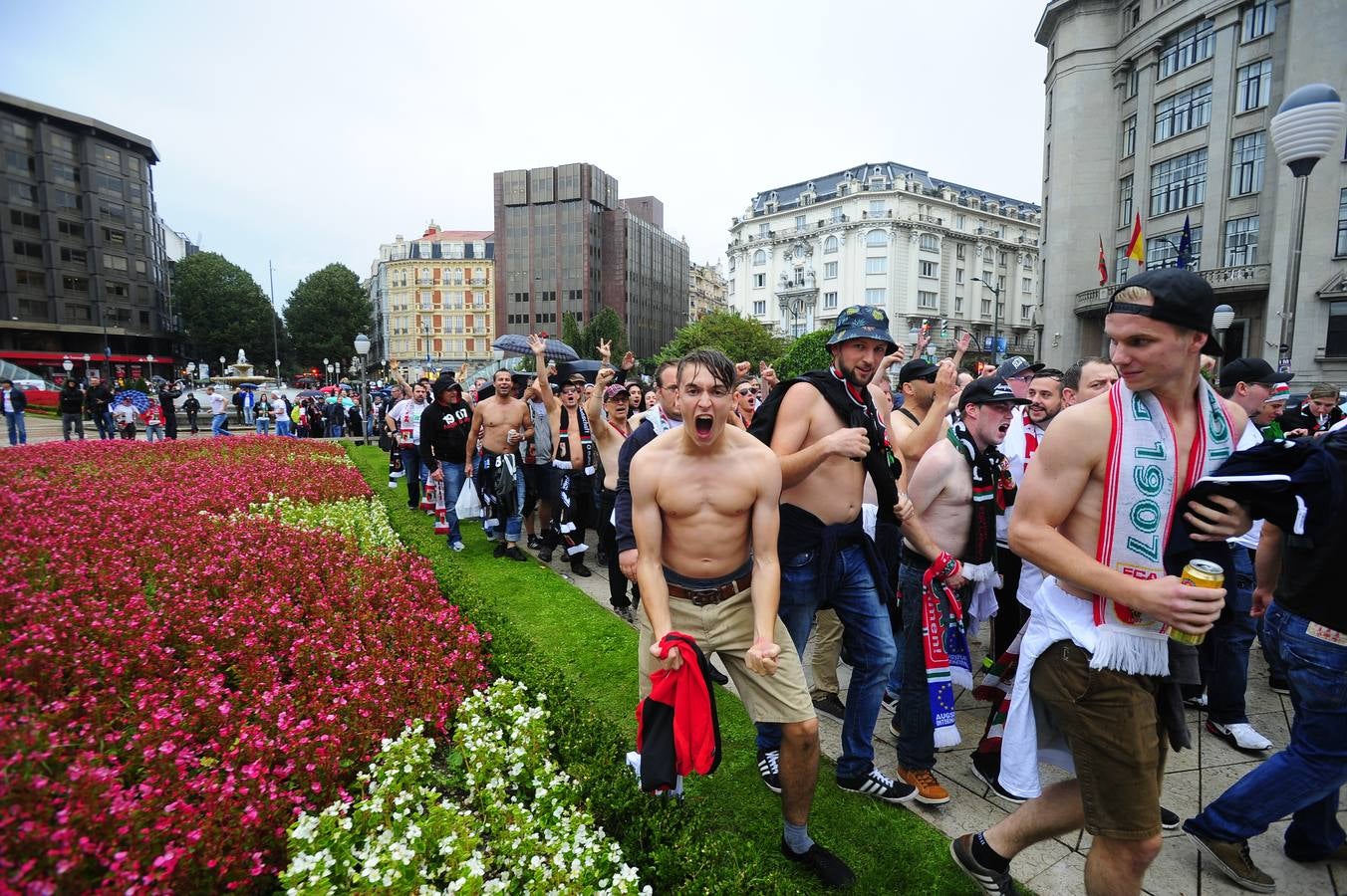 La Ertzaintza escolta a los aficionados del Augsburgo