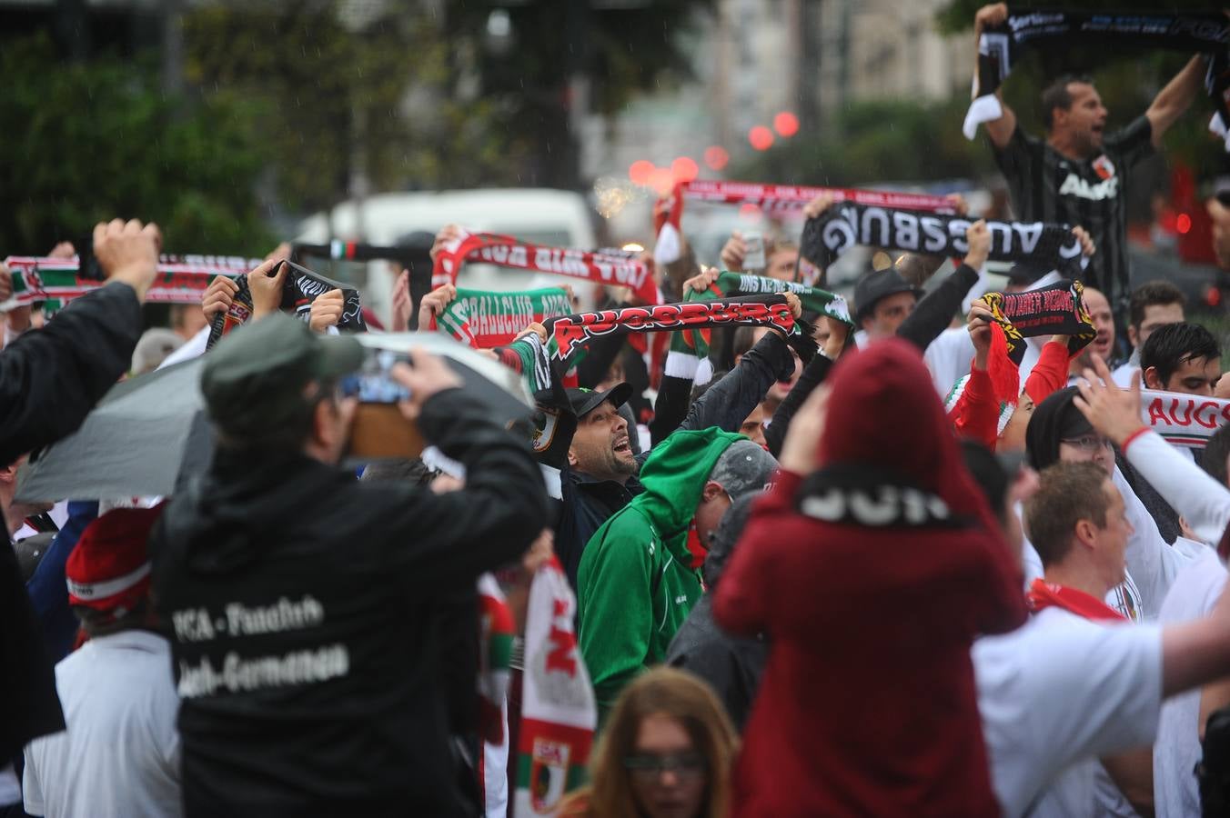 La Ertzaintza escolta a los aficionados del Augsburgo