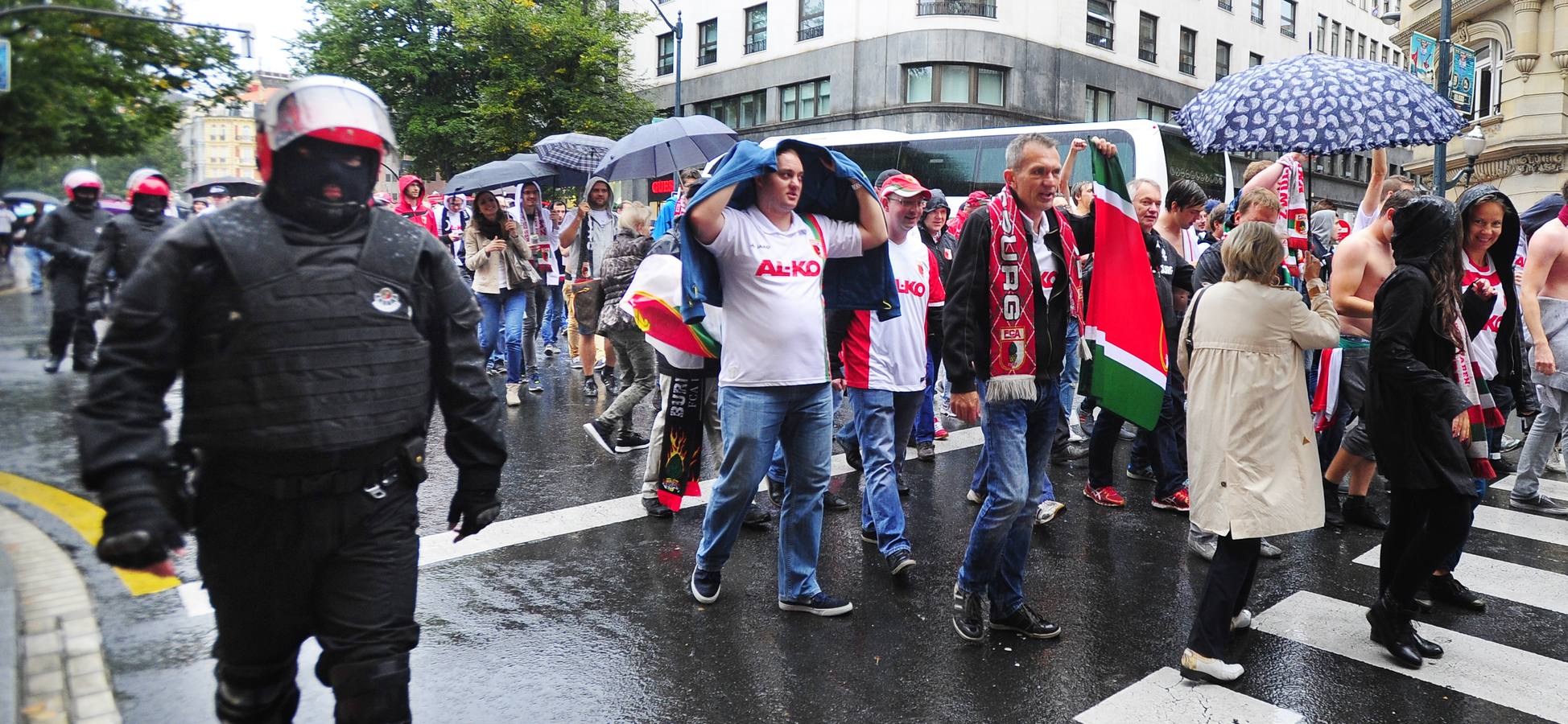 La Ertzaintza escolta a los aficionados del Augsburgo