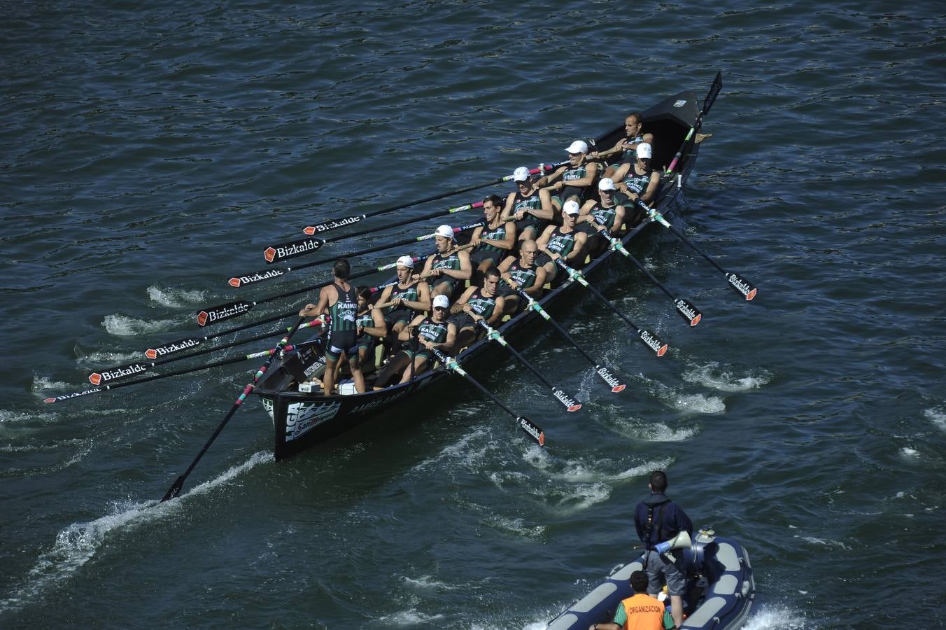 Kaiku gana en la ría de Bilbao