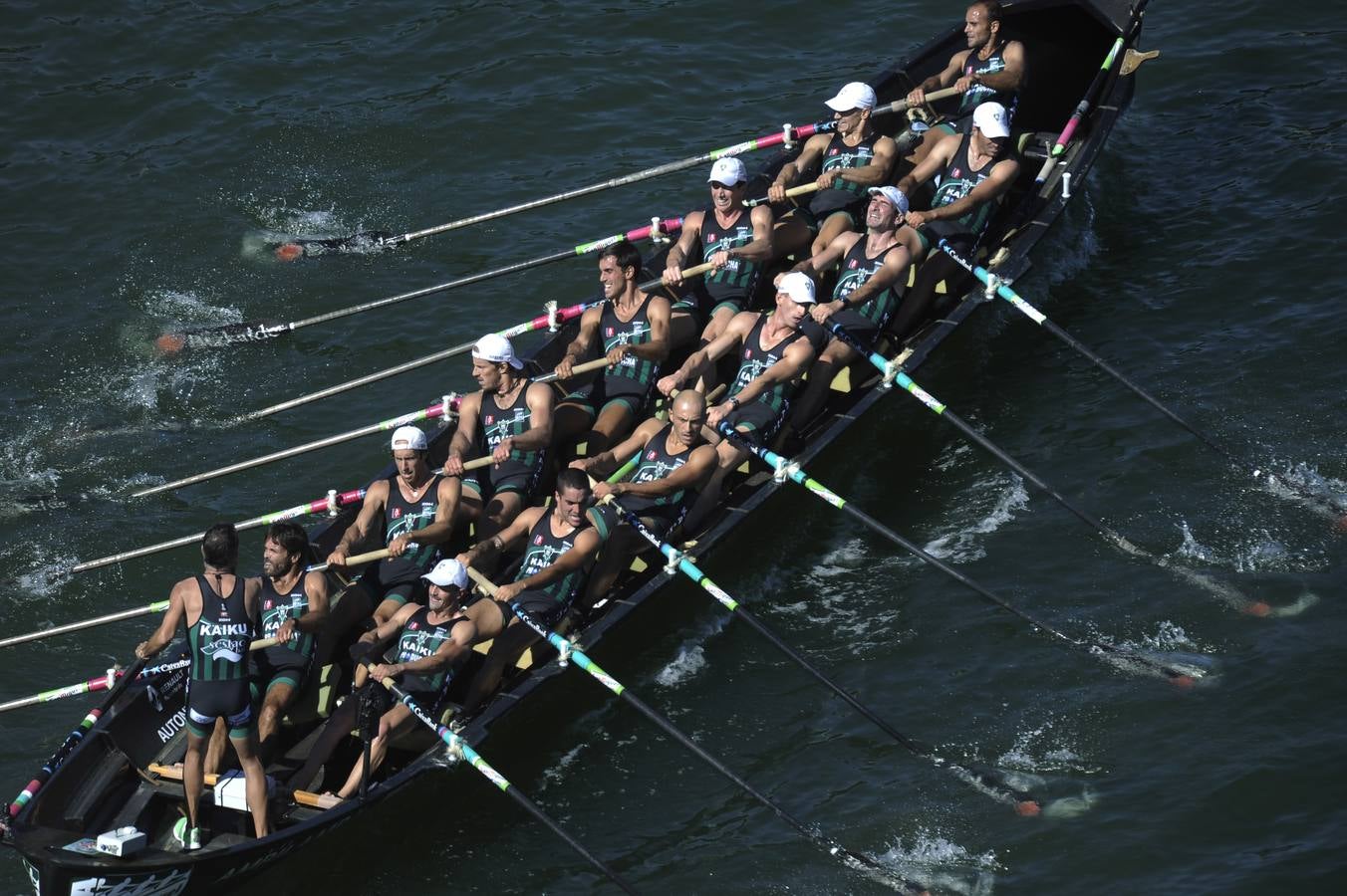 Kaiku gana en la ría de Bilbao