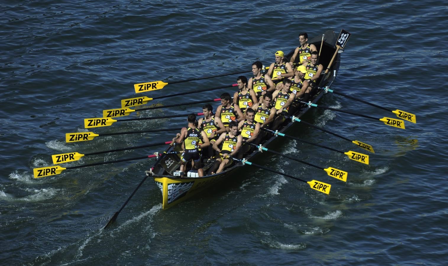 Kaiku gana en la ría de Bilbao