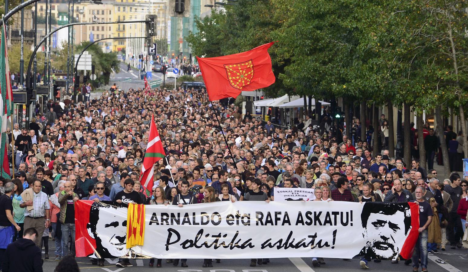 Miles de personas piden en San Sebastián la liberación de Otegi