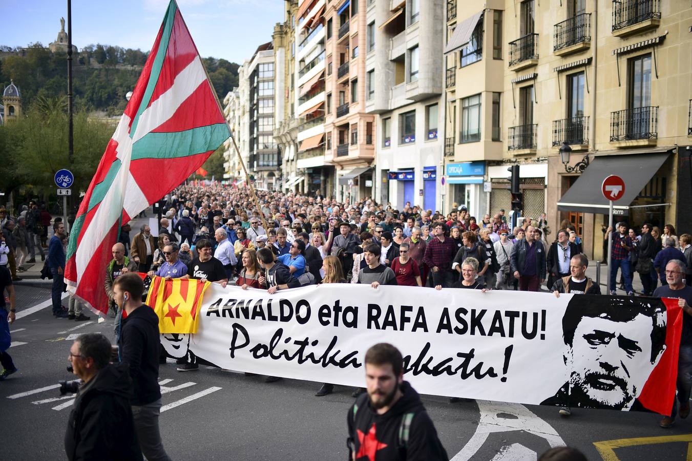 Miles de personas piden en San Sebastián la liberación de Otegi