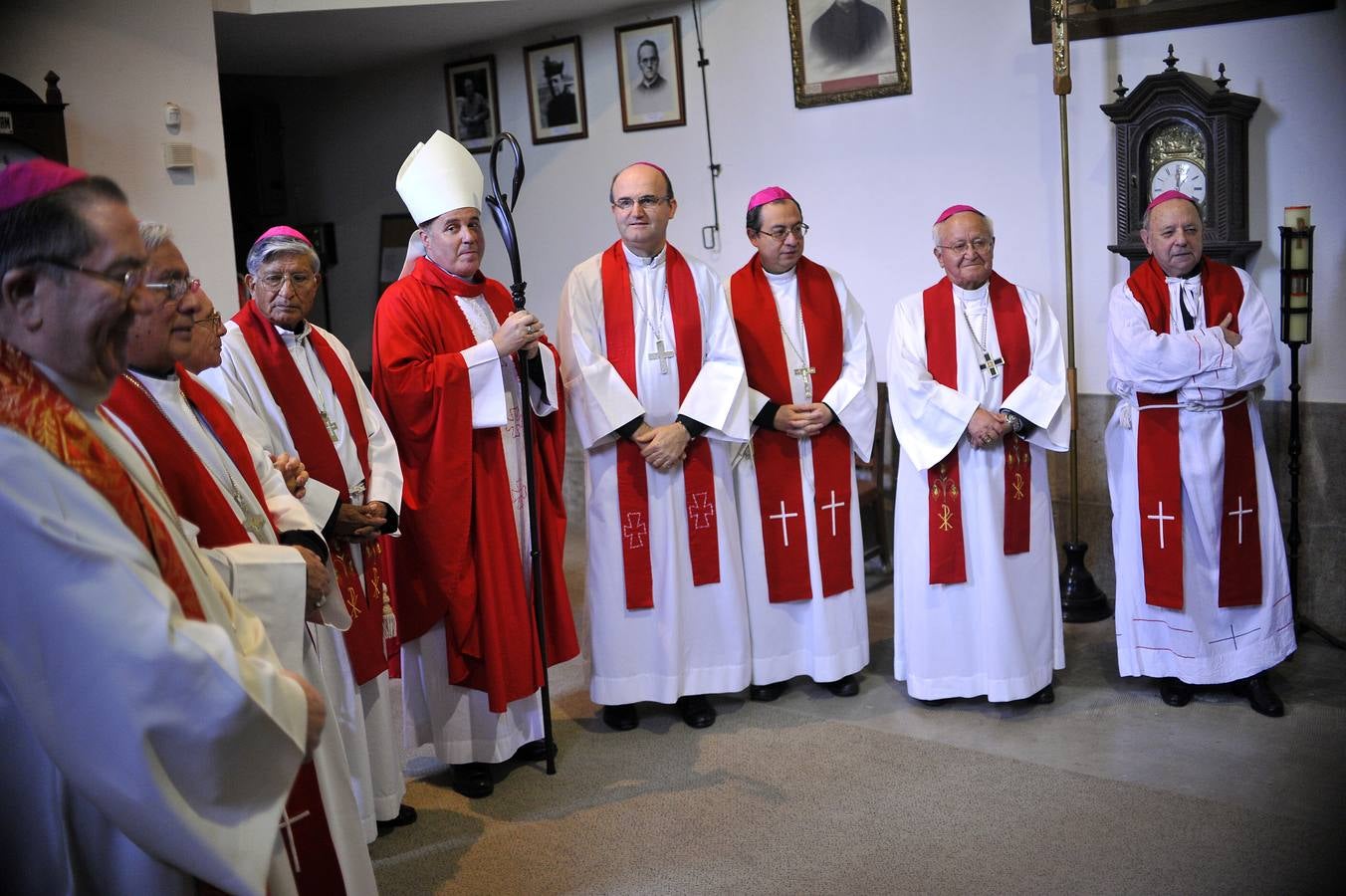 Los tres obispos vascos homenajean al centenario misionero Bittor Garaigordobil