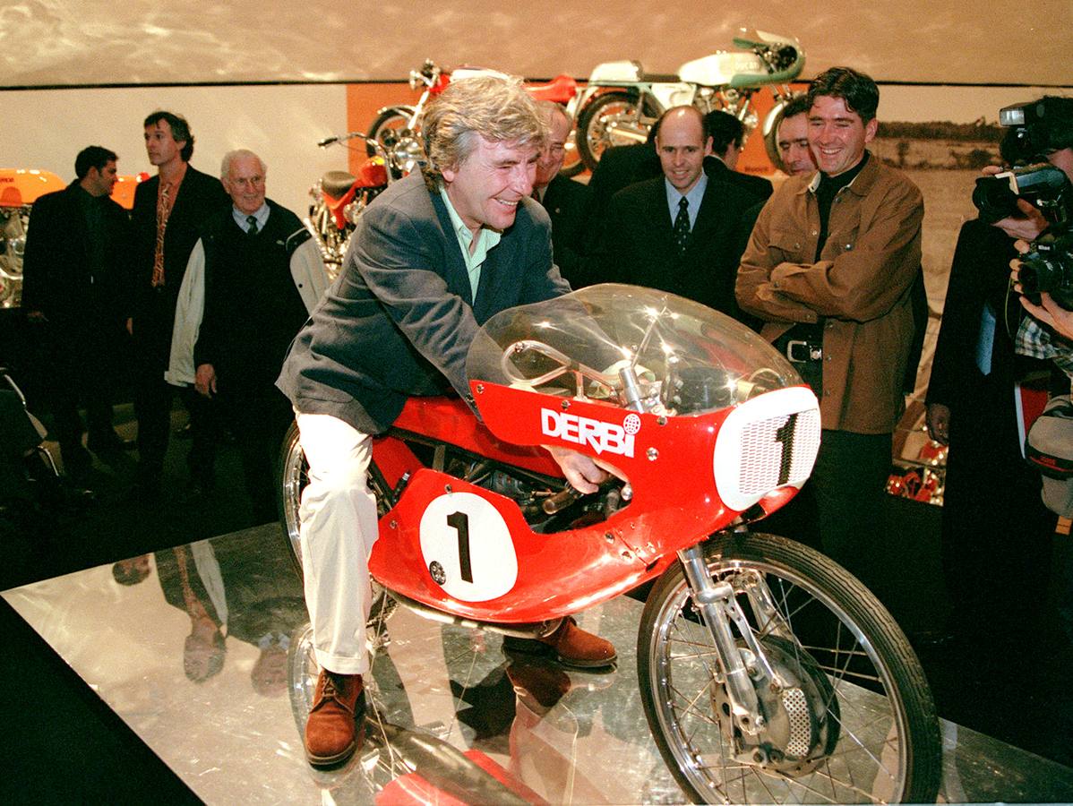 El piloto Ángel Nieto a lomos de su Derbi en una exposición que el museo dedicó a las motos en el 2000.