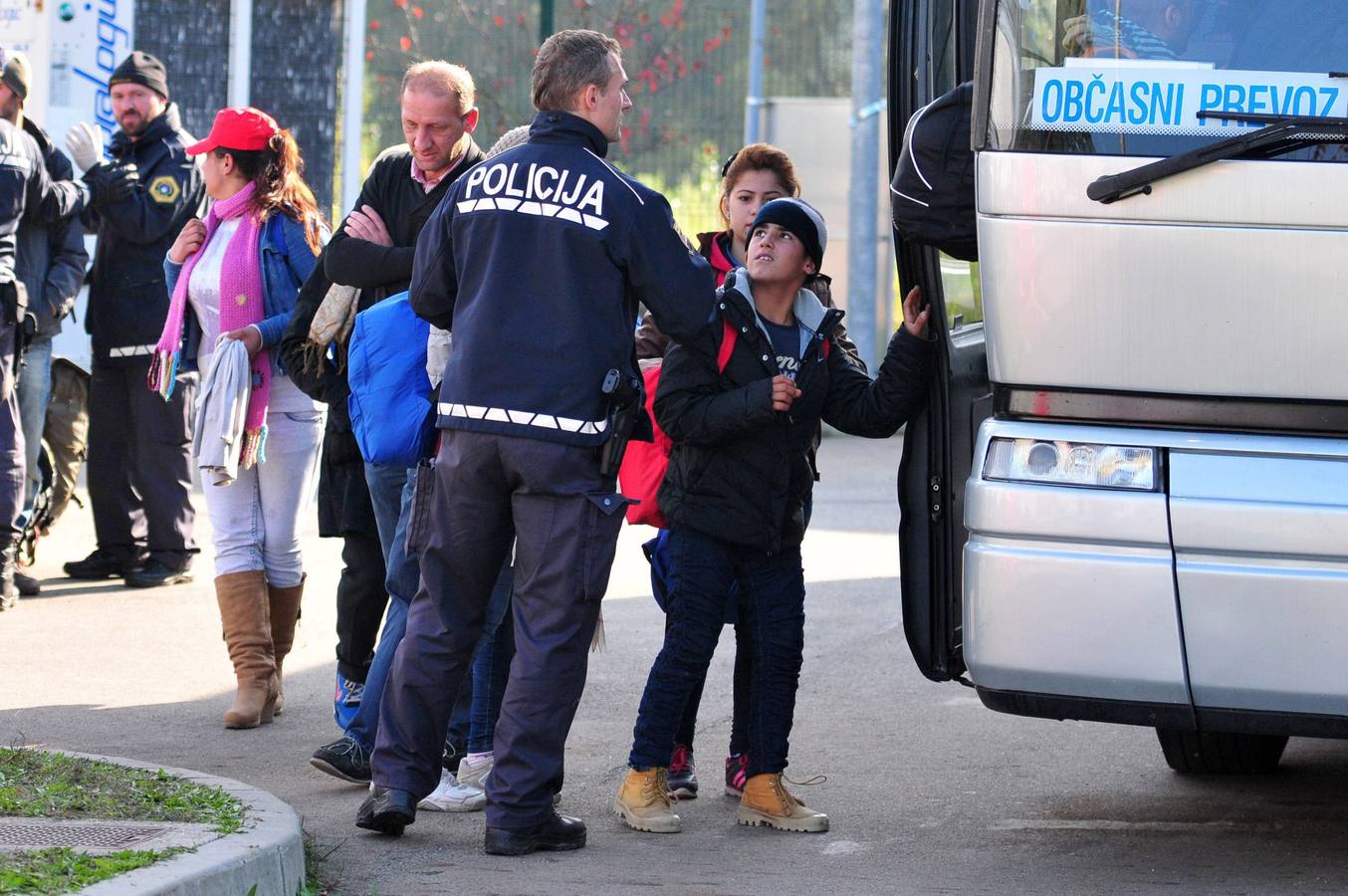 Refugiados caminan hacia la esperanza