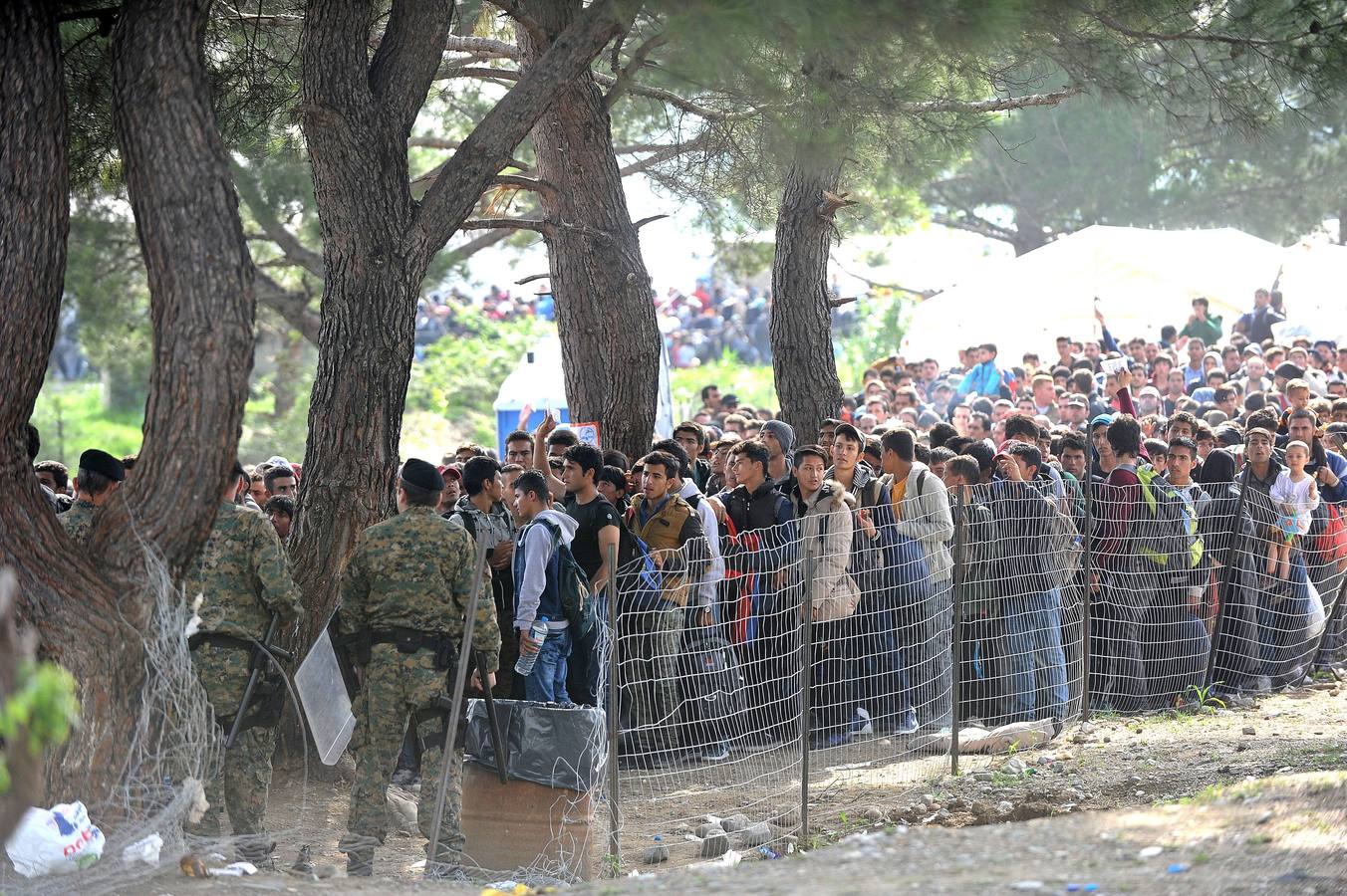 Refugiados caminan hacia la esperanza