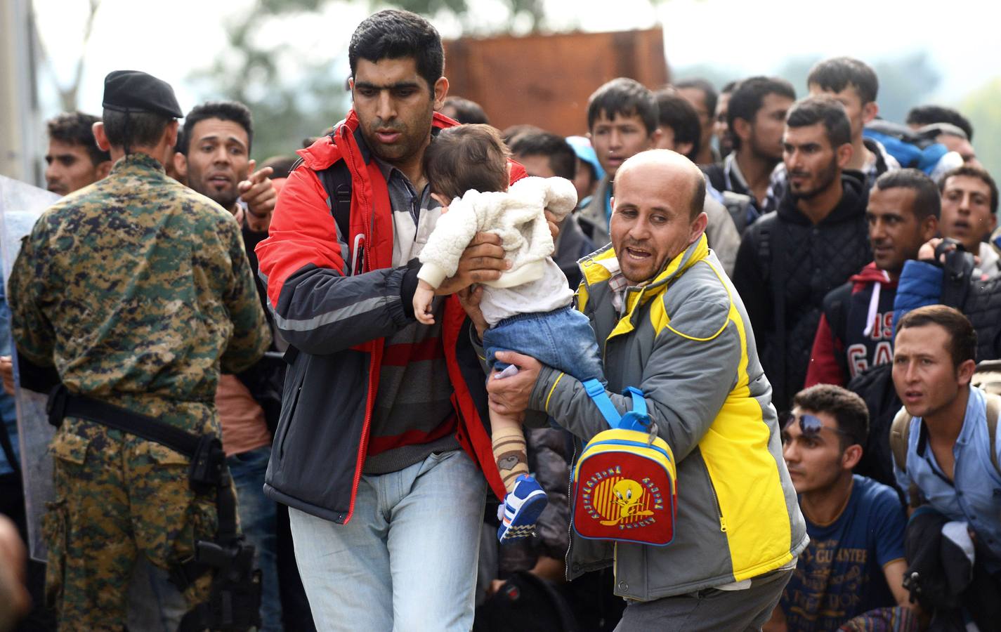 Refugiados caminan hacia la esperanza