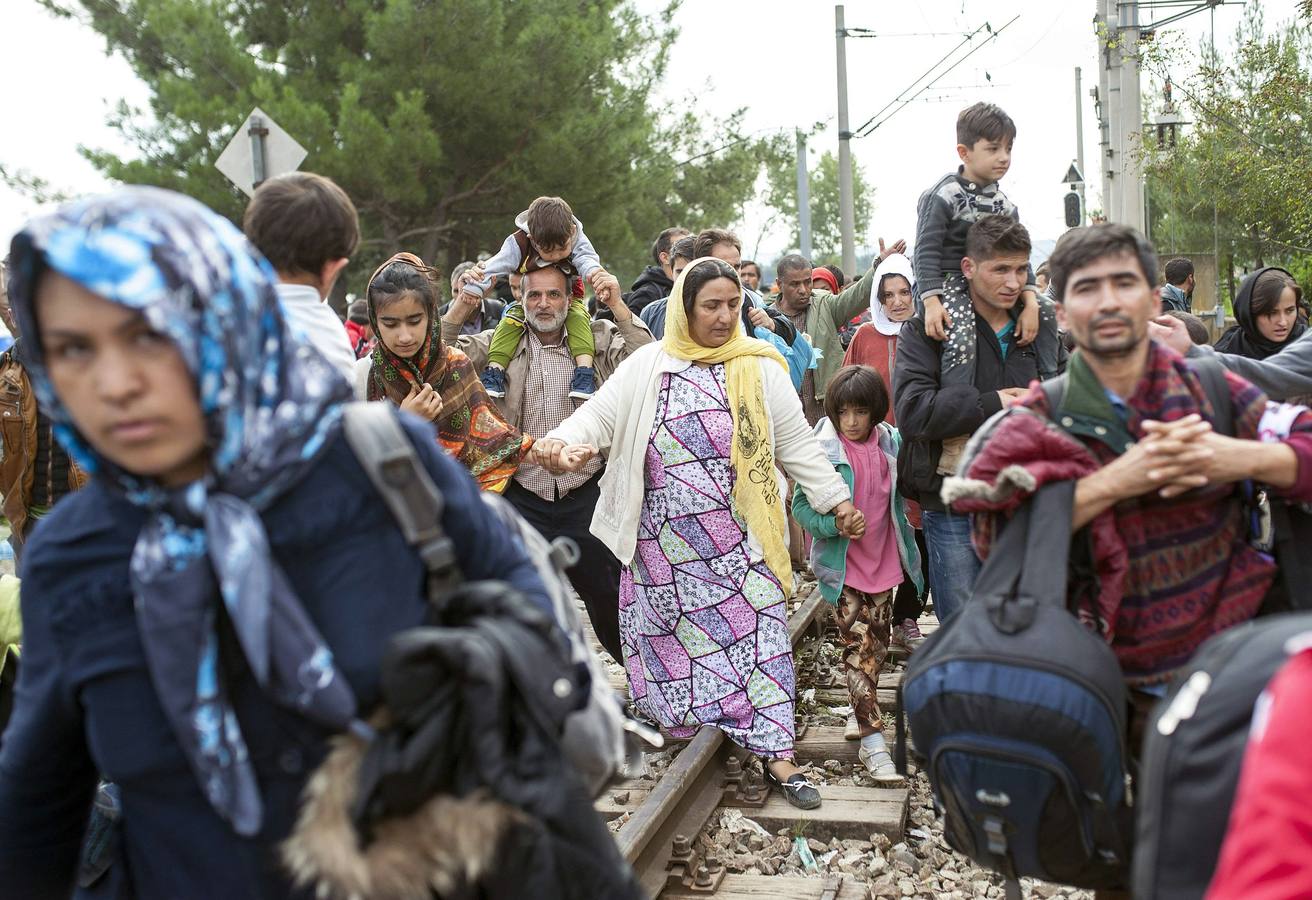 Refugiados caminan hacia la esperanza